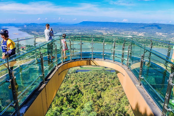 Skywalk Wat Pha Tak Suea